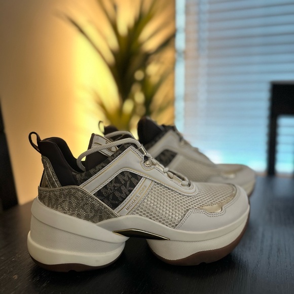 Michael Kors White and Black Women's Sneakers - Picture 1 of 4